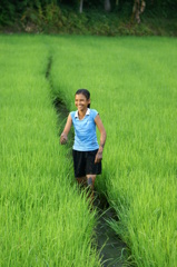  笑顔で農作業に励む少女（車窓撮り）