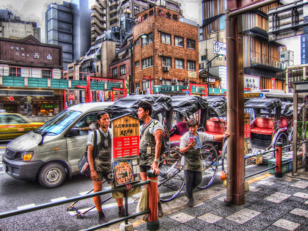 浅草の人力車：休憩中