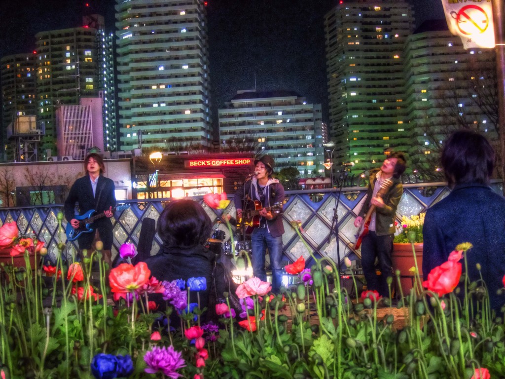 夜空の下で