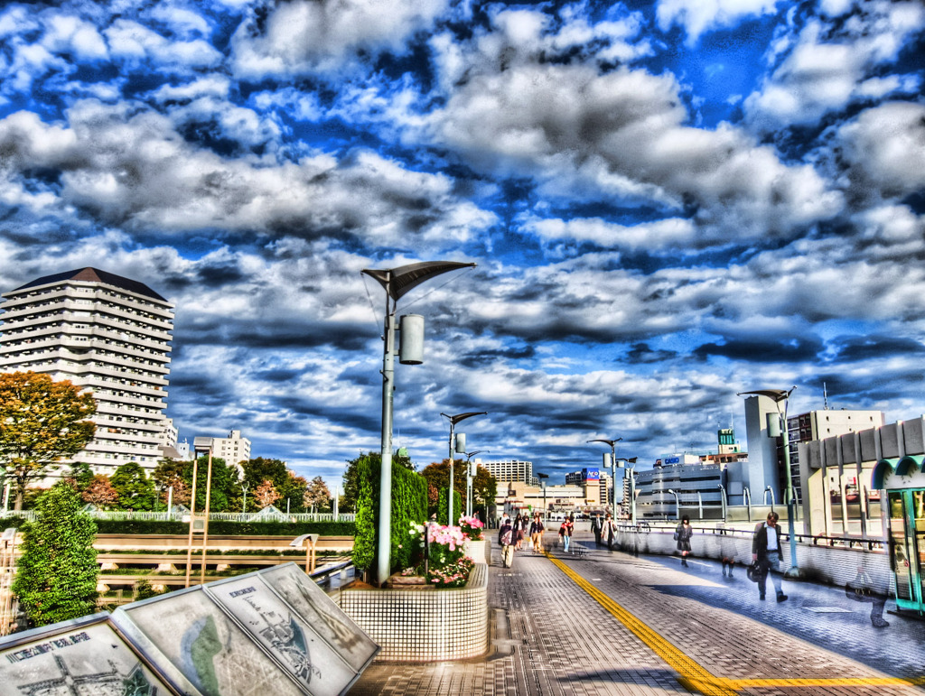 川口駅西口の朝の風景