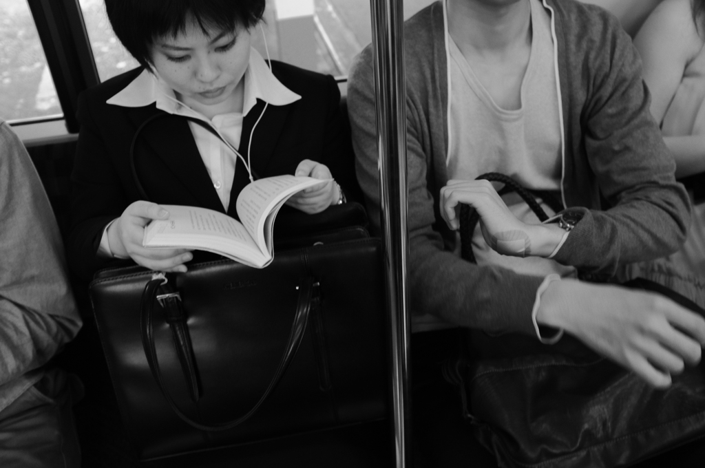 本を読む女性