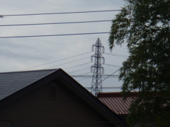 曇り空と住宅地からの鉄塔