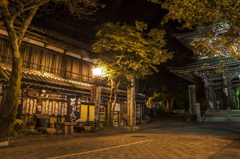 谷汲山華厳寺楼門（仁王門）前