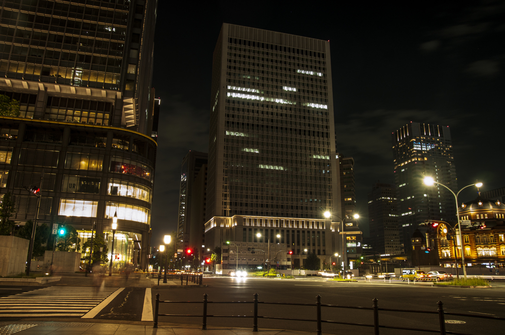 JR東京駅前の丸の内交差点で