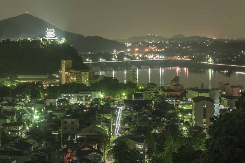 犬山城と木曽川の夜景