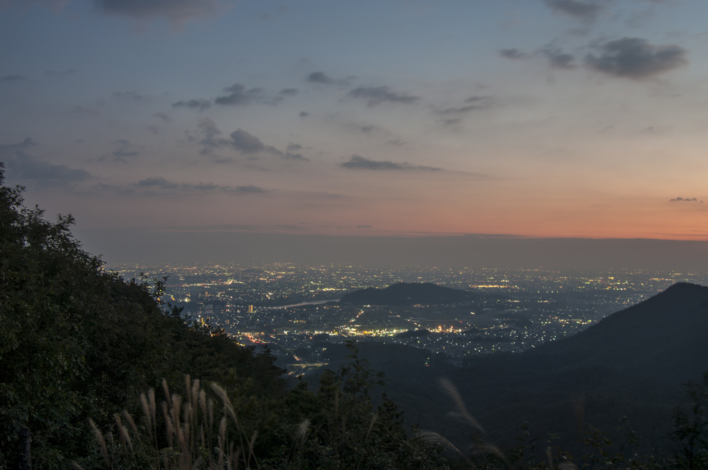 木曽川に沿う伊木山の夕暮れ