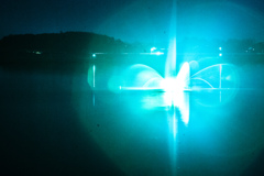 柴山潟のライトアップ（噴水）