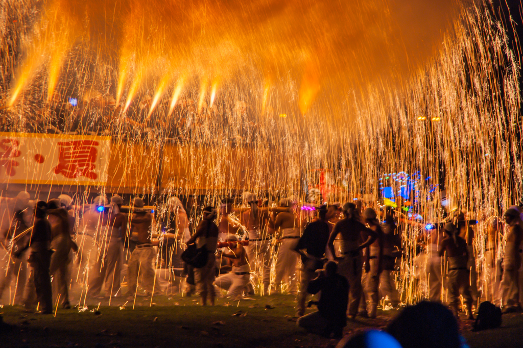 激暑、手力火祭、暑（熱）いときこそ手筒花火、やけくそシャワーで最高調。