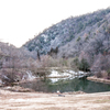 山里の池辺の冬景