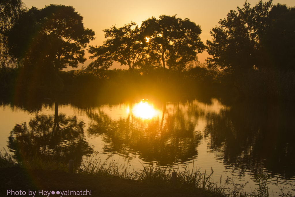 水辺に映る夕暮れ
