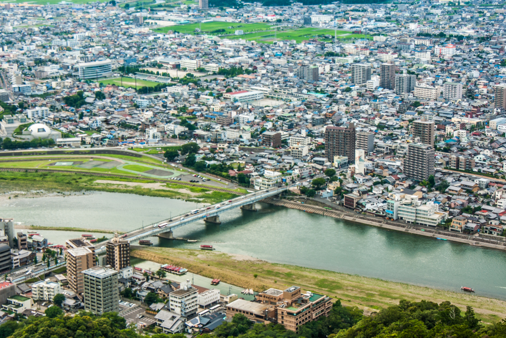 長良橋と長良川温泉郷の旅館街