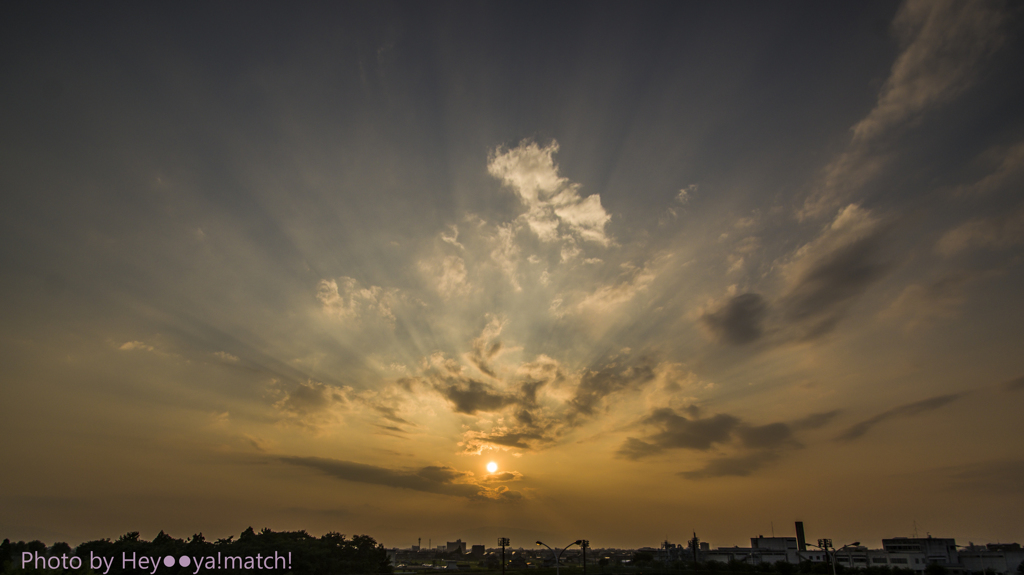 夕暮れの街で