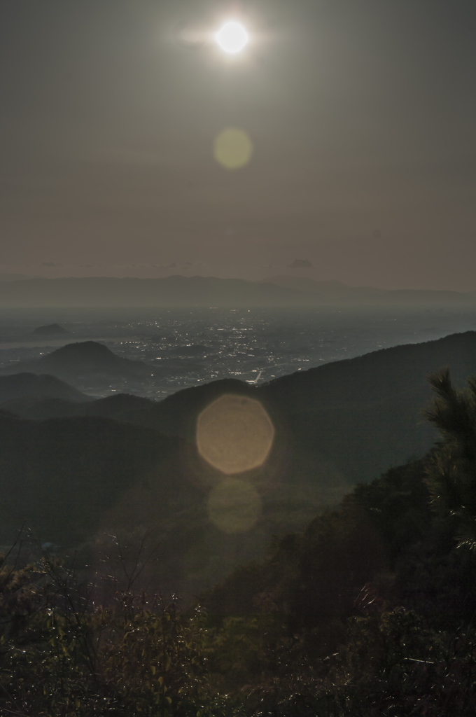 かすむ大地に眩しい日差し