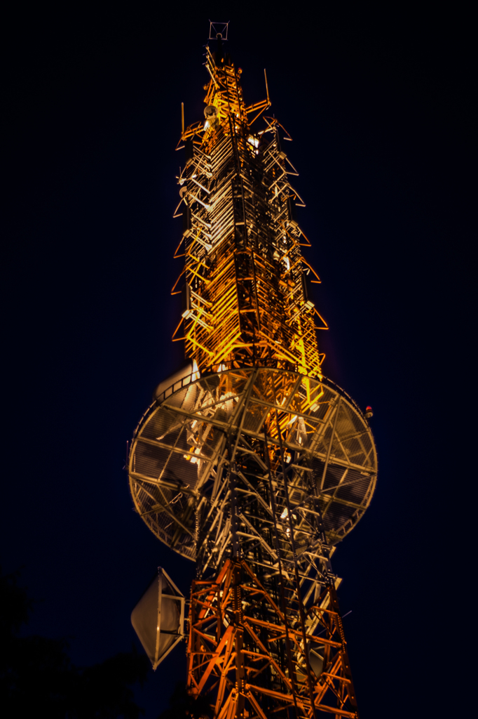薄暮のライトアップ中継電波塔の仰景