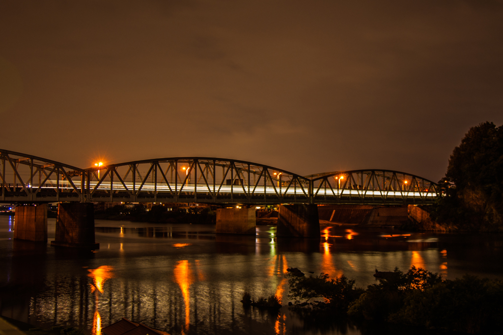 木曽川鉄橋と鵜飼の舞台となる木曽川の夜景