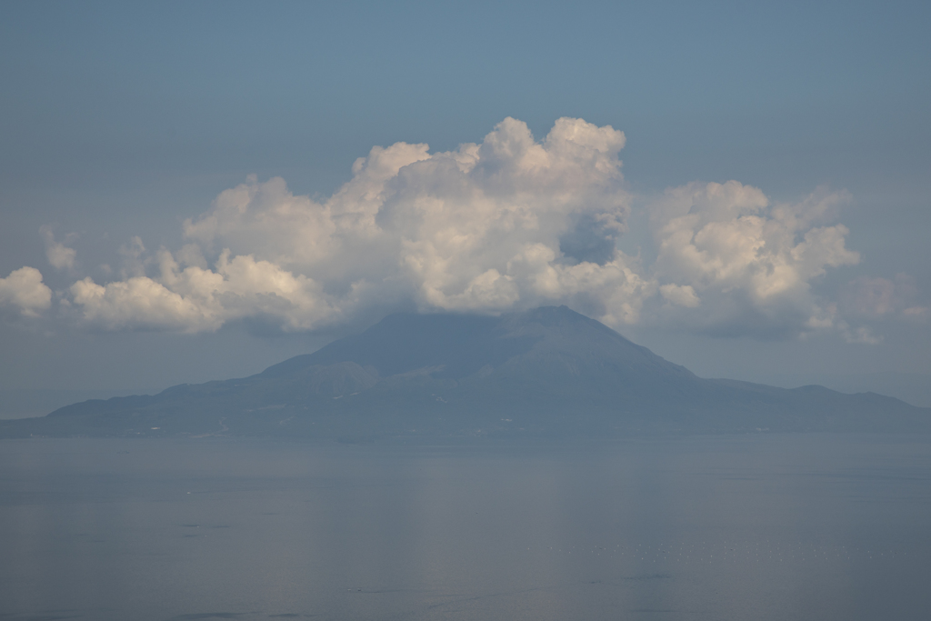 錦江湾に浮かぶ桜島