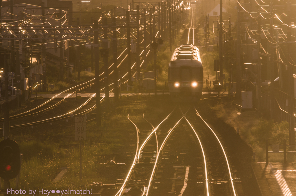 夕暮れの眩しさの中で（ワイドビューひだJR高山駅行き）