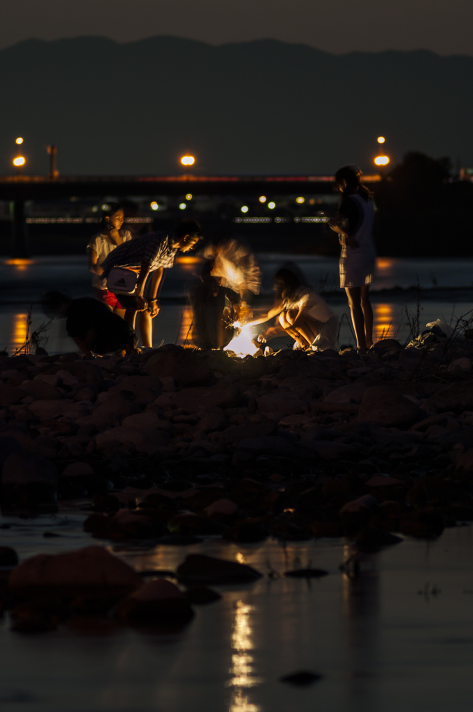 夕暮れの長良川の水辺で（線香花火）