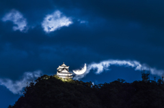 岐阜城と雲隠れの満月