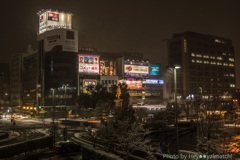 雪の降る街を（JR岐阜駅前で）