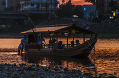 夕暮色に浮かぶ屋形船（長良川）