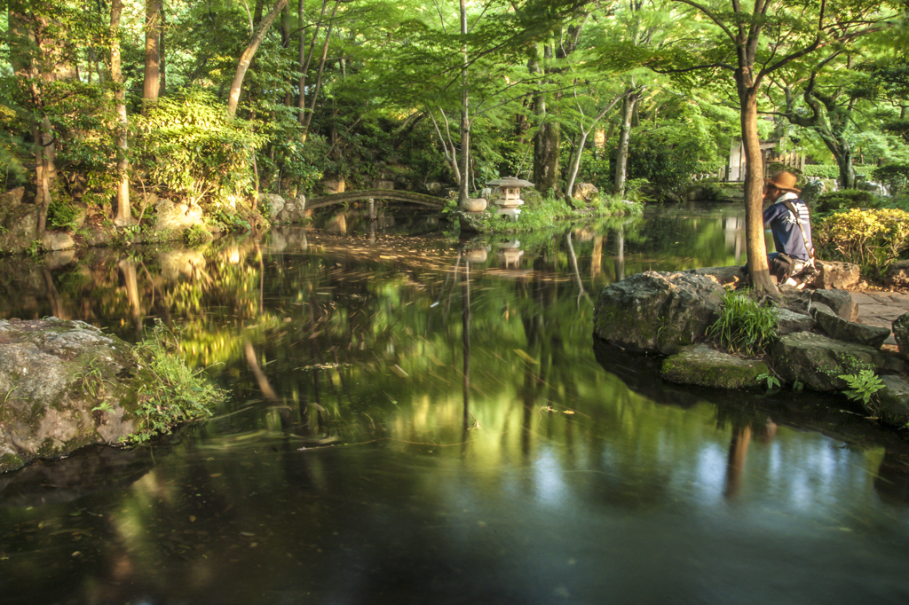 夕暮れの岐阜公園の池辺