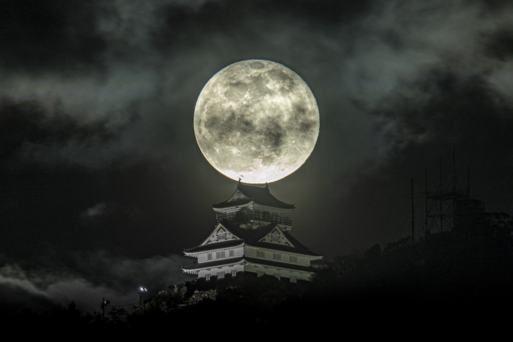 年初め「岐阜城と満月」