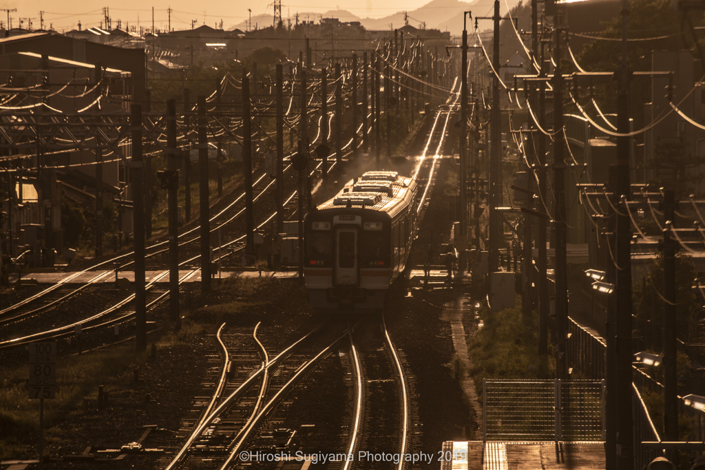 夕刻のJR高山線鵜沼駅にて