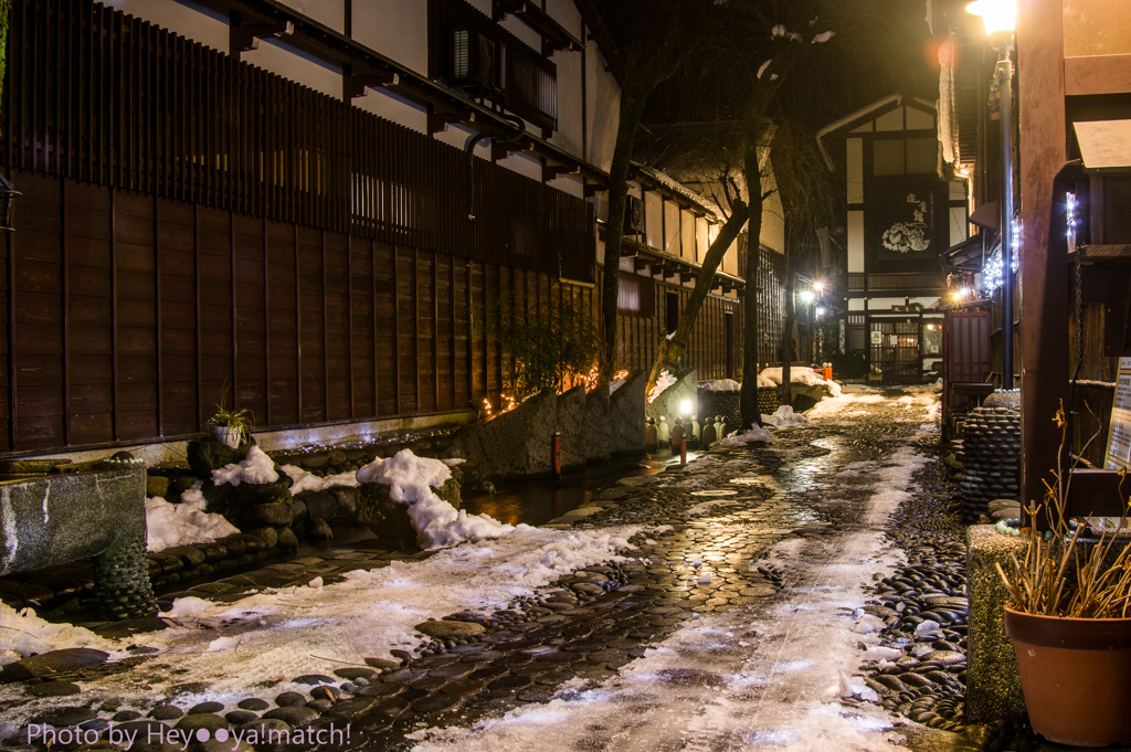 雪のこる石畳