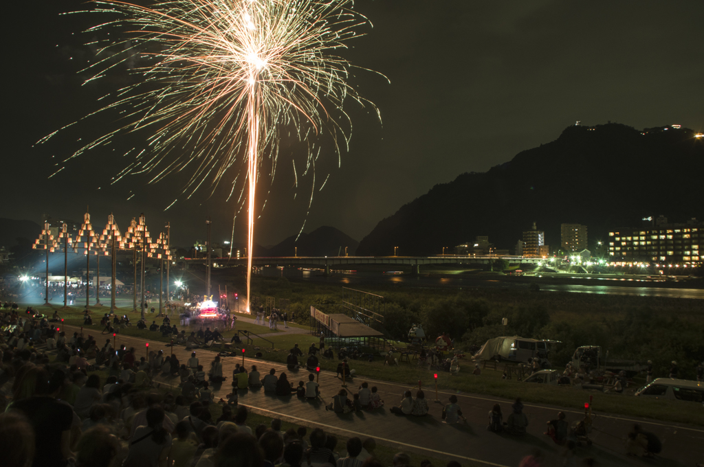 手力の火祭（夏）・・・長良川河畔