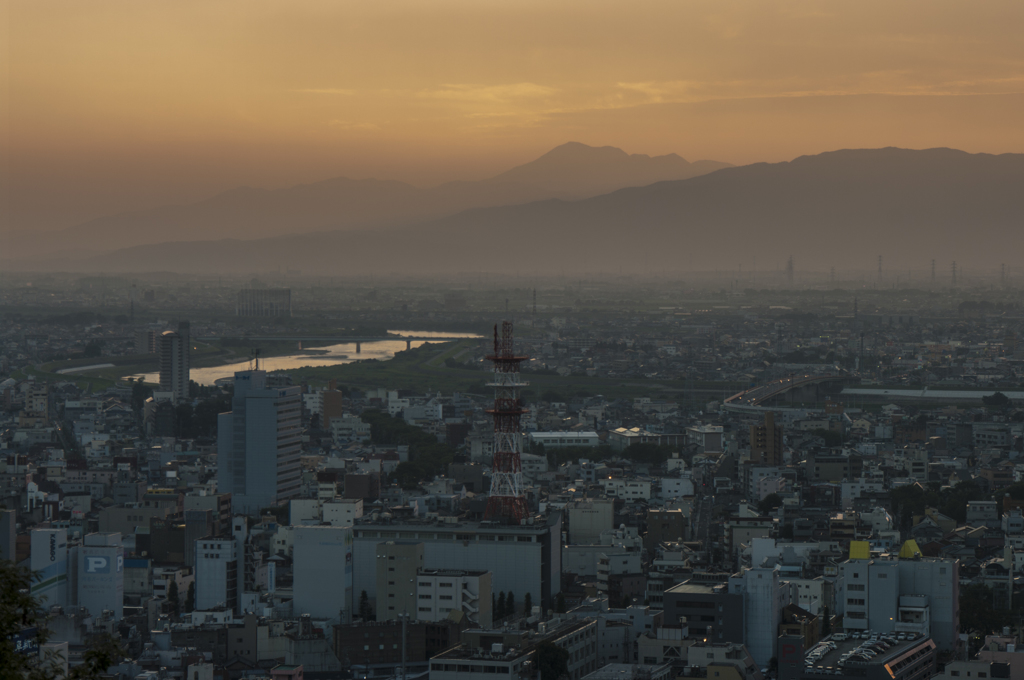 夕暮れ霞む伊吹山