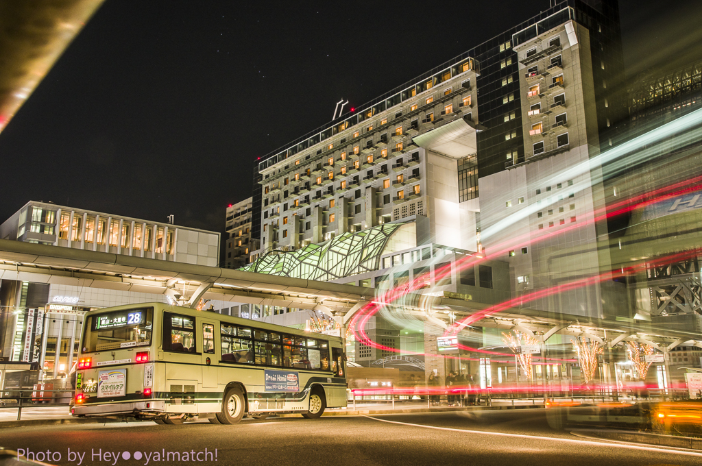 京都駅前のバス乗り場で　