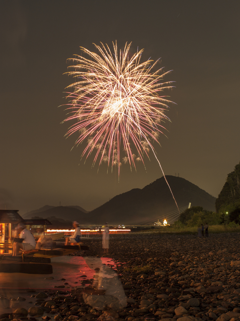 鵜飼花火（増水した長良川河畔）