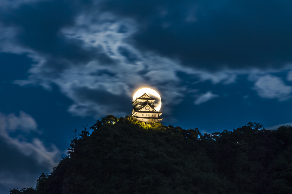 The Gifu castle and the full moon 水無月②