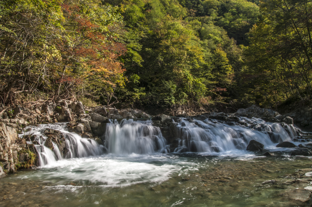 秋彩ほのかな平滝の流れ