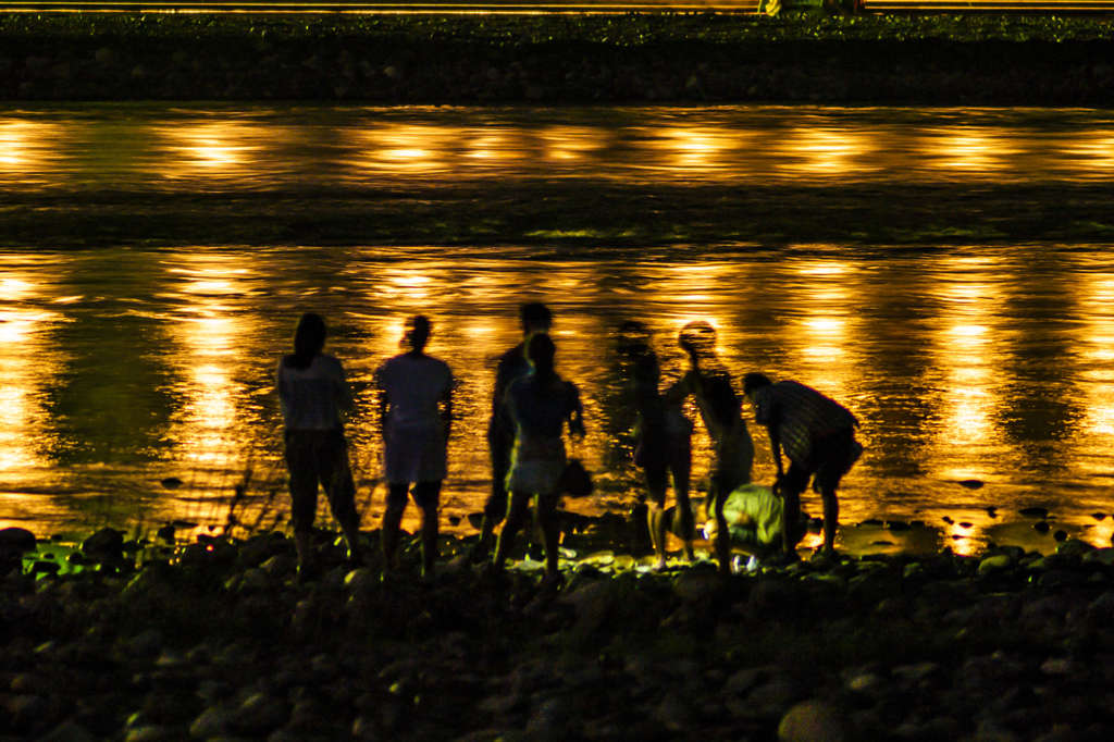 夕暮れの長良川の水辺で（石投げ）