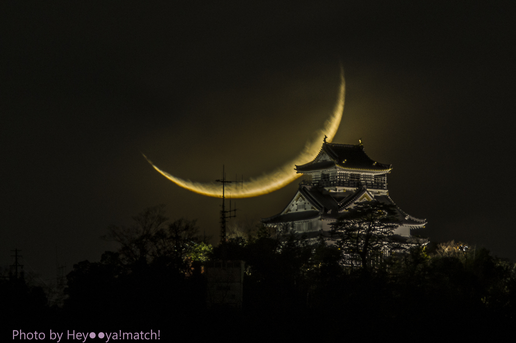 三日月と山城（岐阜城）