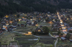 白川郷（晩秋に灯る窓明かり）