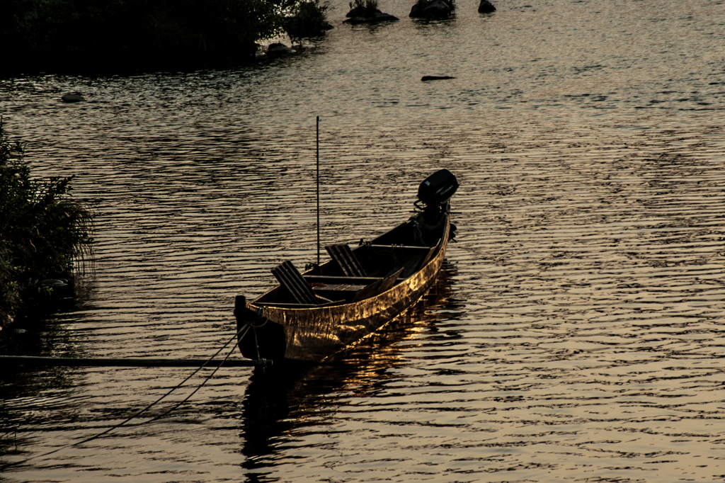 夕暮れの木曽川に浮かぶ小舟