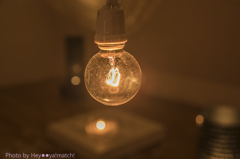 はだか電球の灯かり