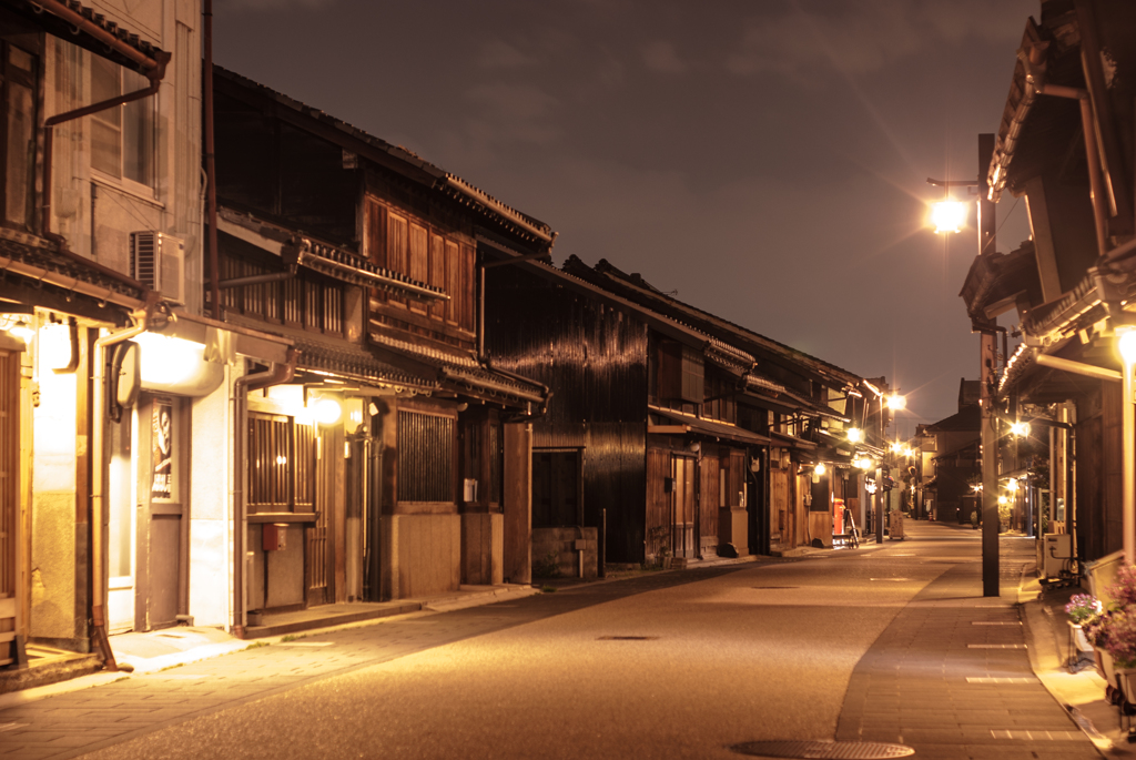川原町の夜の街並み①