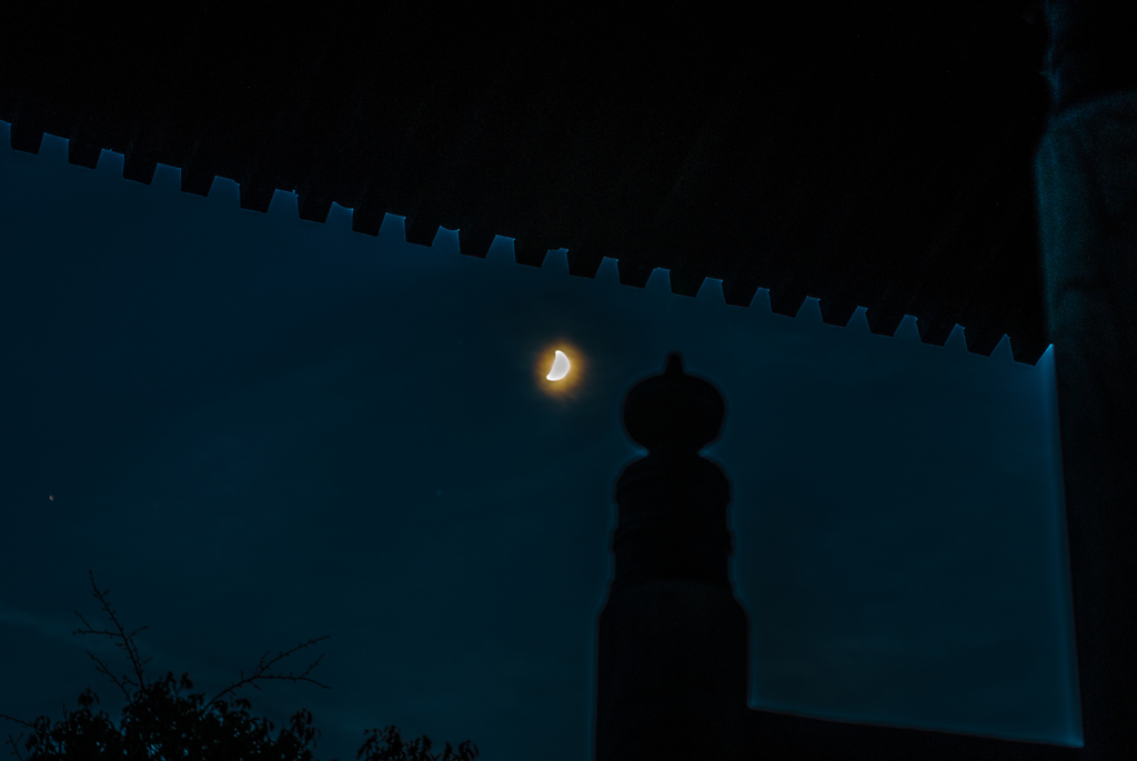 釣鐘堂の軒下からの三日月の夜