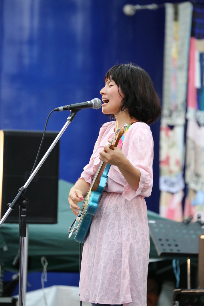 フェスティバルFUKUSHIMA in AICHI!で歌う女性