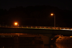 晩夏の橋と街灯