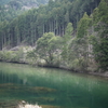 山の河畔