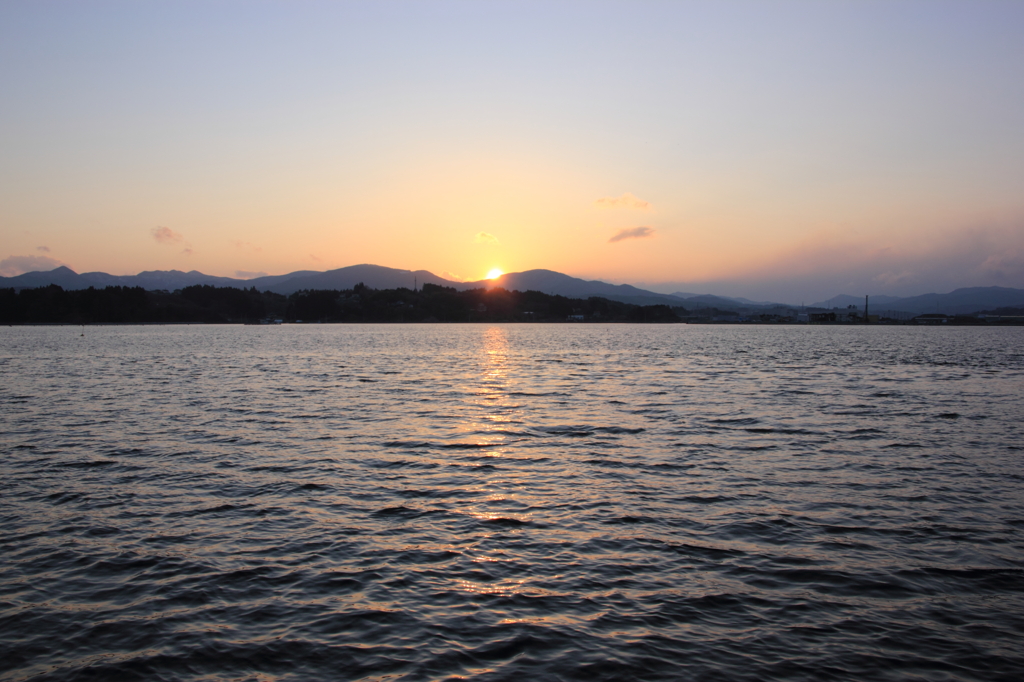 気仙湾から望む夕陽