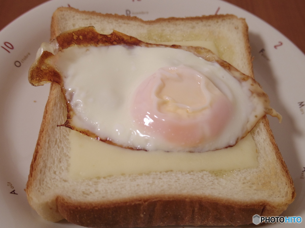 目玉焼きチーズトースト
