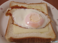 目玉焼きチーズトースト