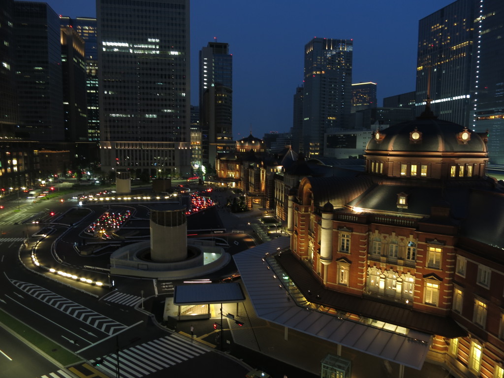 静：東京駅の夜景