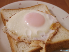 目玉焼きトースト